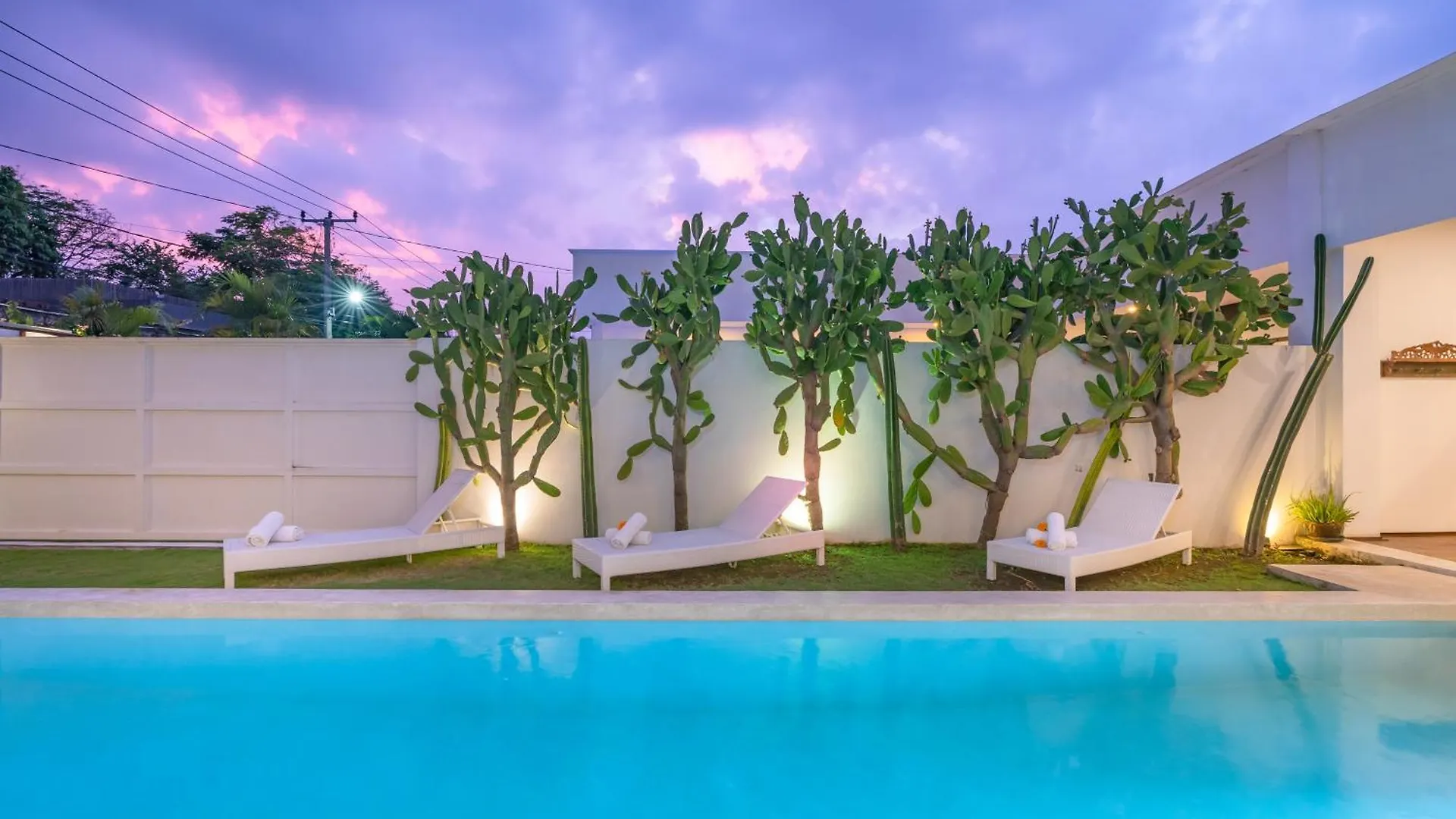 Villa Wuizy By Dreamawaybali Seminyak  Seminyak (Bali)
