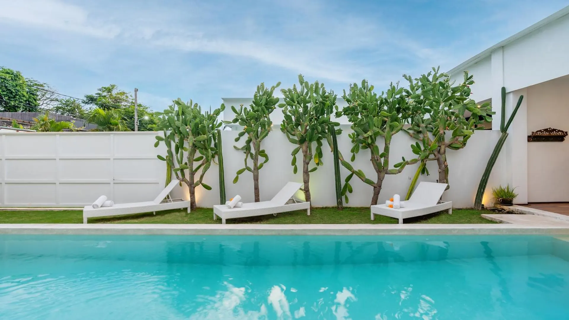 Villa Wuizy By Dreamawaybali Seminyak  Seminyak (Bali)